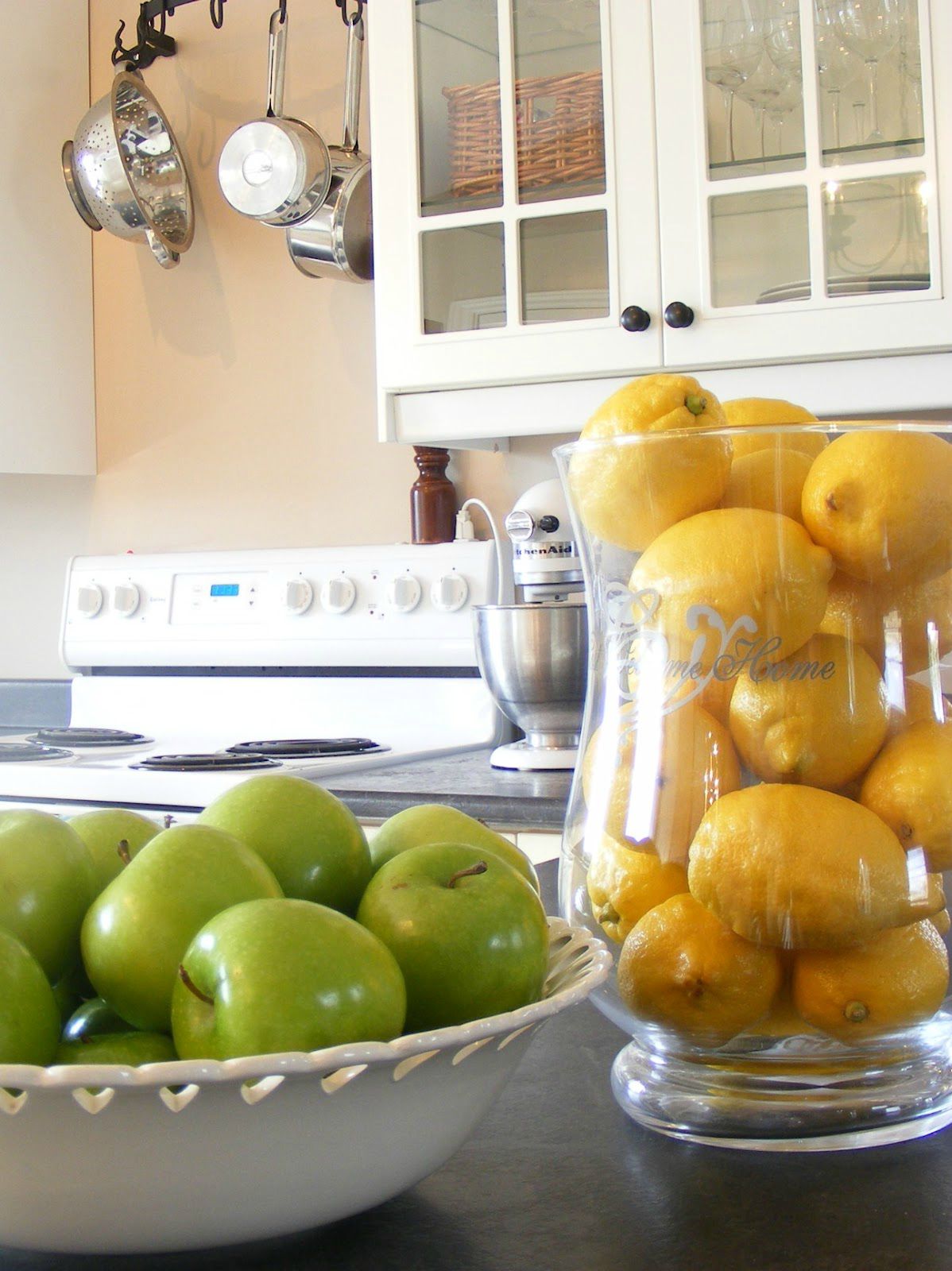 Accessorize a feng shui kitchen with brightly colored fruit, like lemons and limes.