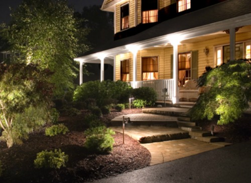 Outdoor lighting side clearance of house