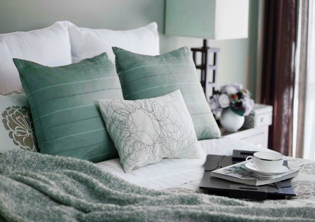Cozy bedding in pretty colors.