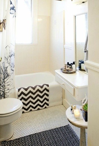 Small bathroom with pattern.