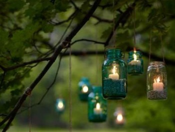 Pretty outdoor mason jar lighting creates a lovely atmosphere.